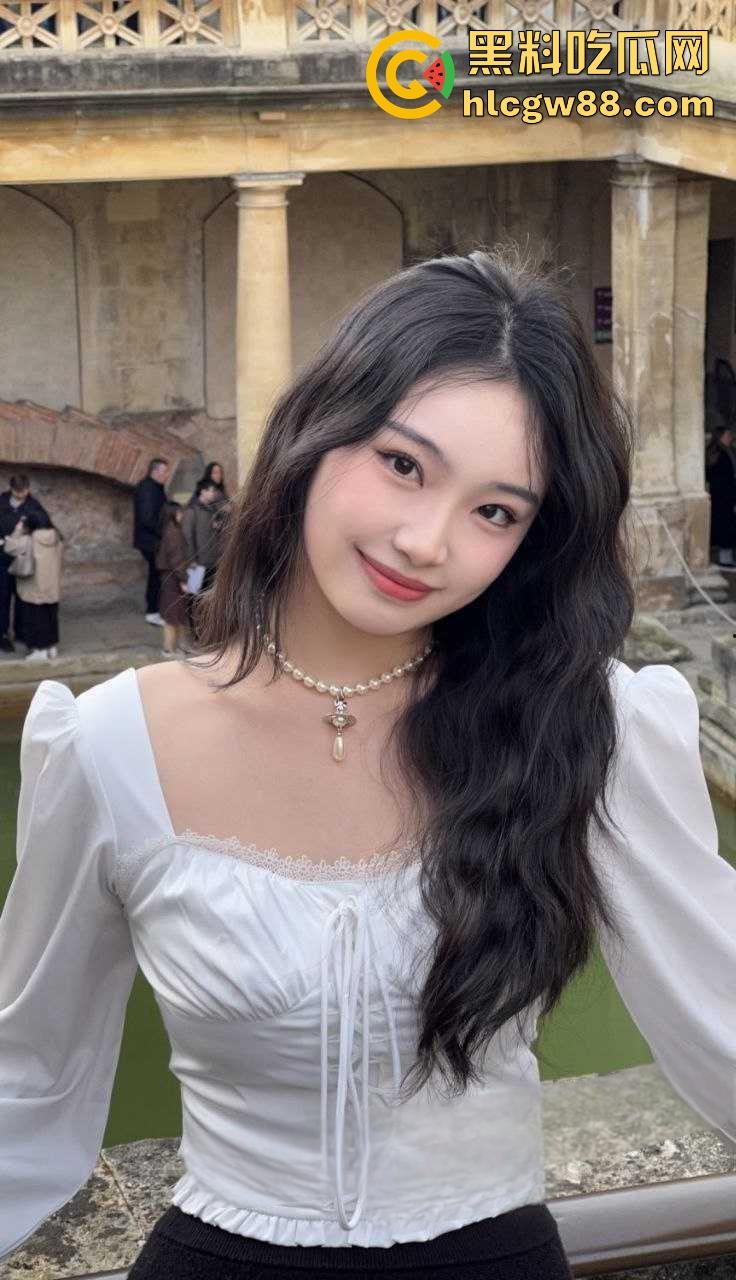 陕西小清新【孙怡】绿茶本性暴露,异地恋男友奋笔疾书,她却在炮友胯下爽到失神,球衣被撩起后入猛干!-4