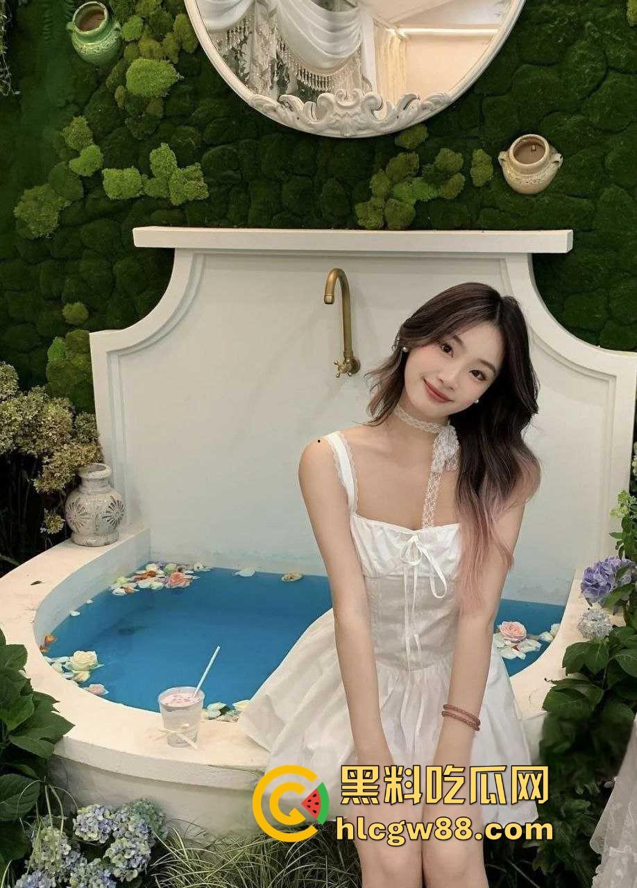 陕西小清新【孙怡】绿茶本性暴露,异地恋男友奋笔疾书,她却在炮友胯下爽到失神,球衣被撩起后入猛干!-6