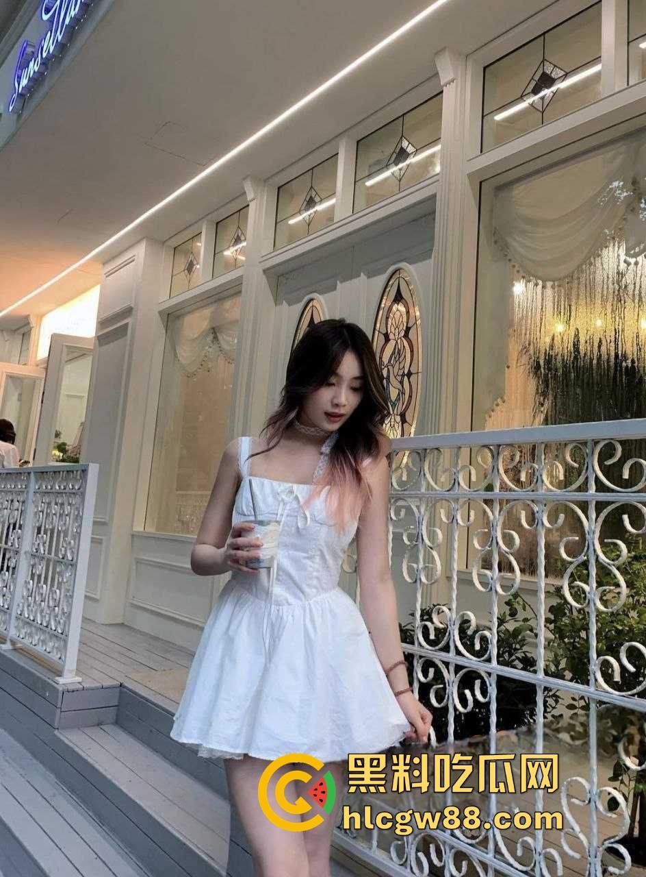 陕西小清新【孙怡】绿茶本性暴露,异地恋男友奋笔疾书,她却在炮友胯下爽到失神,球衣被撩起后入猛干!-7