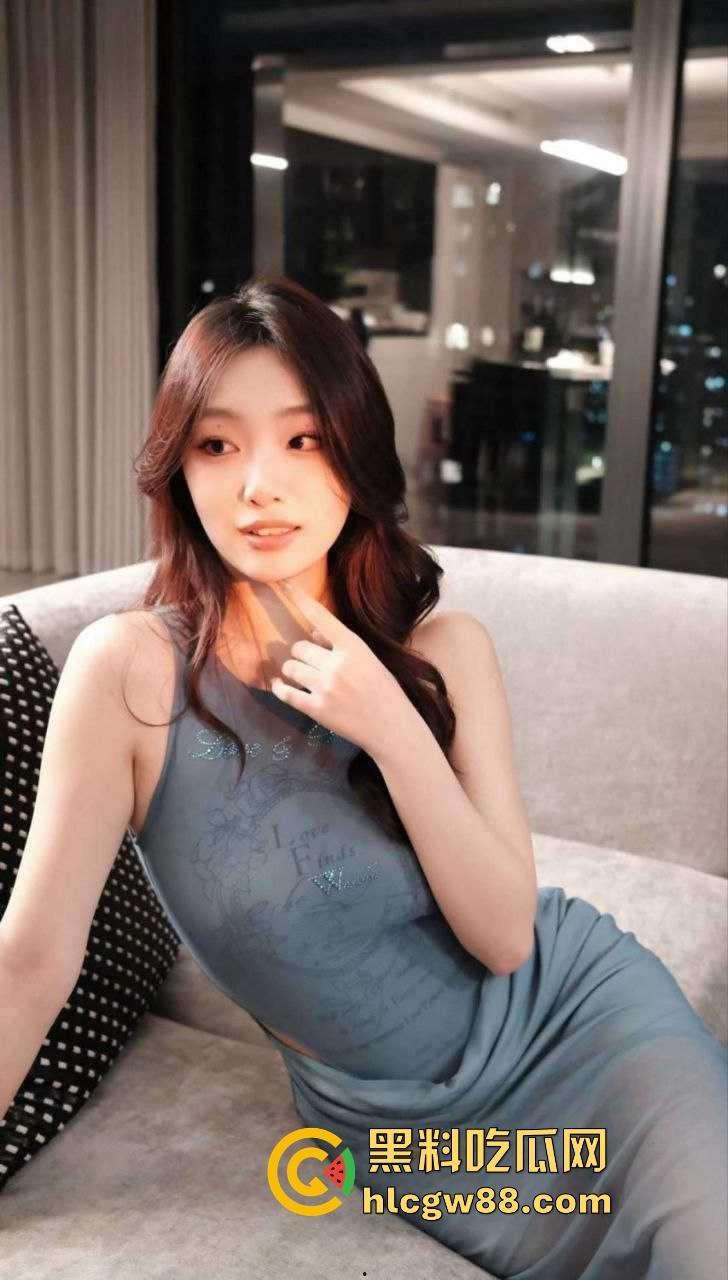 陕西小清新【孙怡】绿茶本性暴露,异地恋男友奋笔疾书,她却在炮友胯下爽到失神,球衣被撩起后入猛干!-8