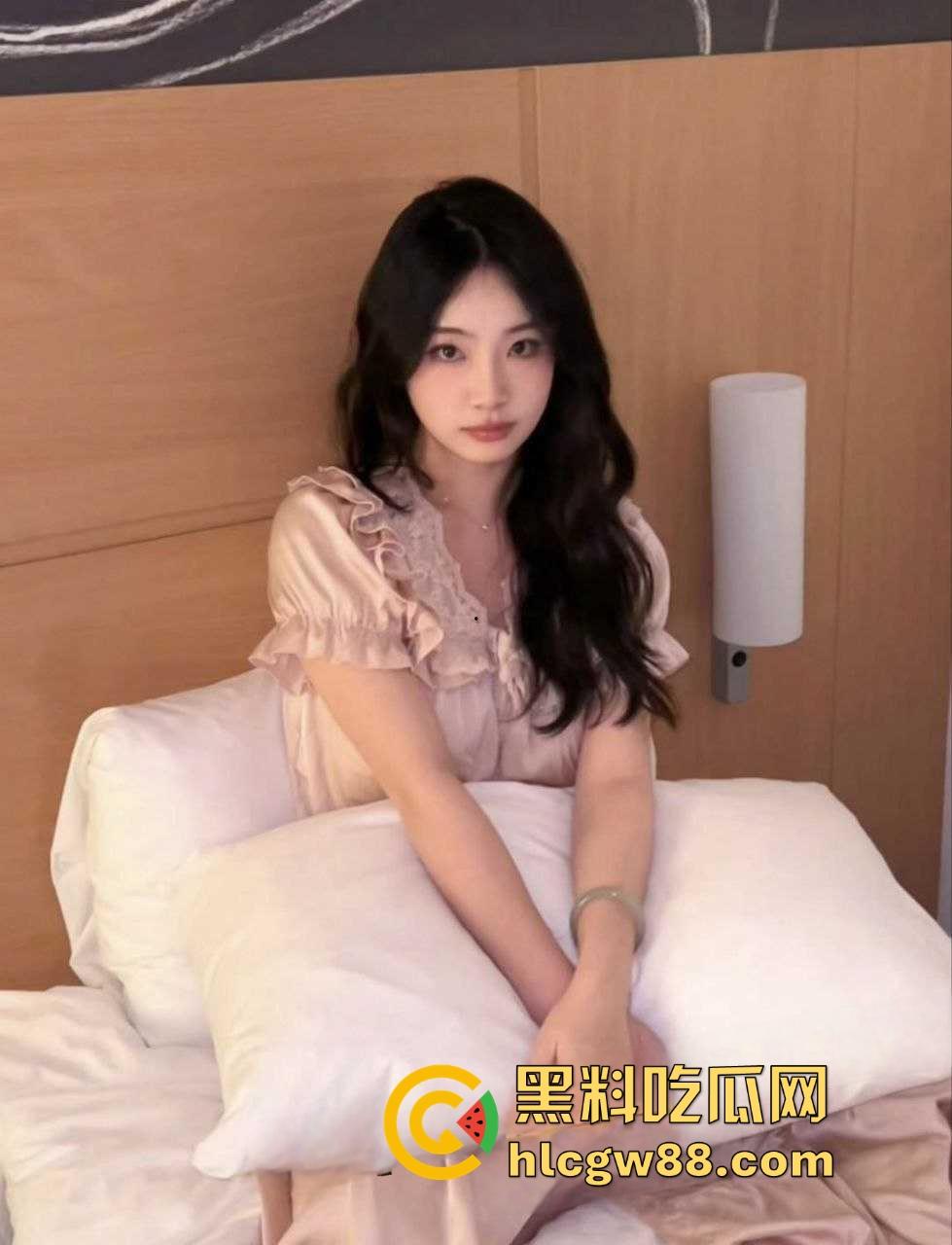 陕西小清新【孙怡】绿茶本性暴露,异地恋男友奋笔疾书,她却在炮友胯下爽到失神,球衣被撩起后入猛干!-9