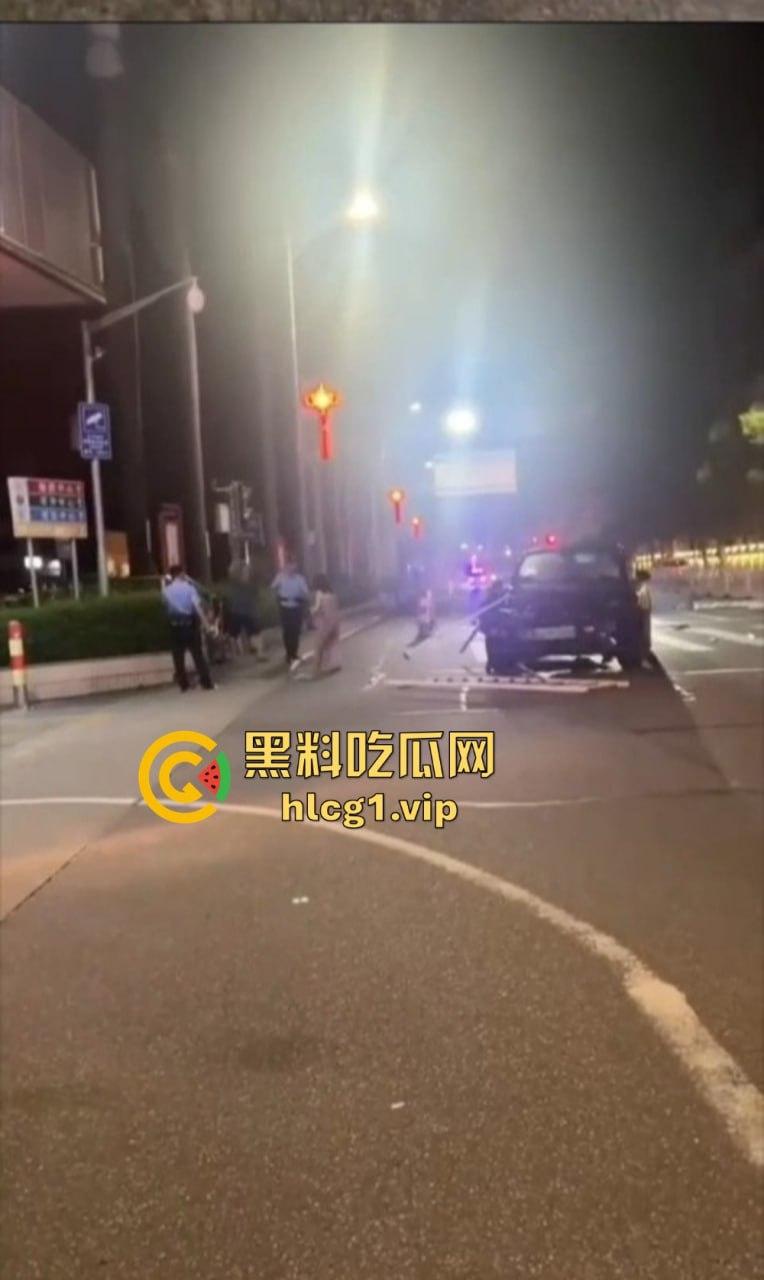 小仙女失控大闹现场!怒怼围观群众不锁死就撞死你们!当着警察面还动手打人,真把自己当仙女了?-5