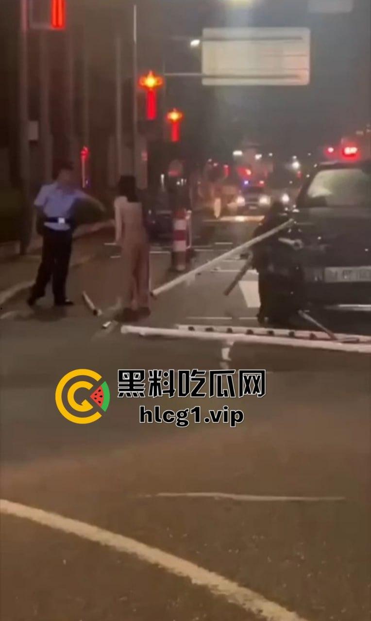 小仙女失控大闹现场!怒怼围观群众不锁死就撞死你们!当着警察面还动手打人,真把自己当仙女了?-7