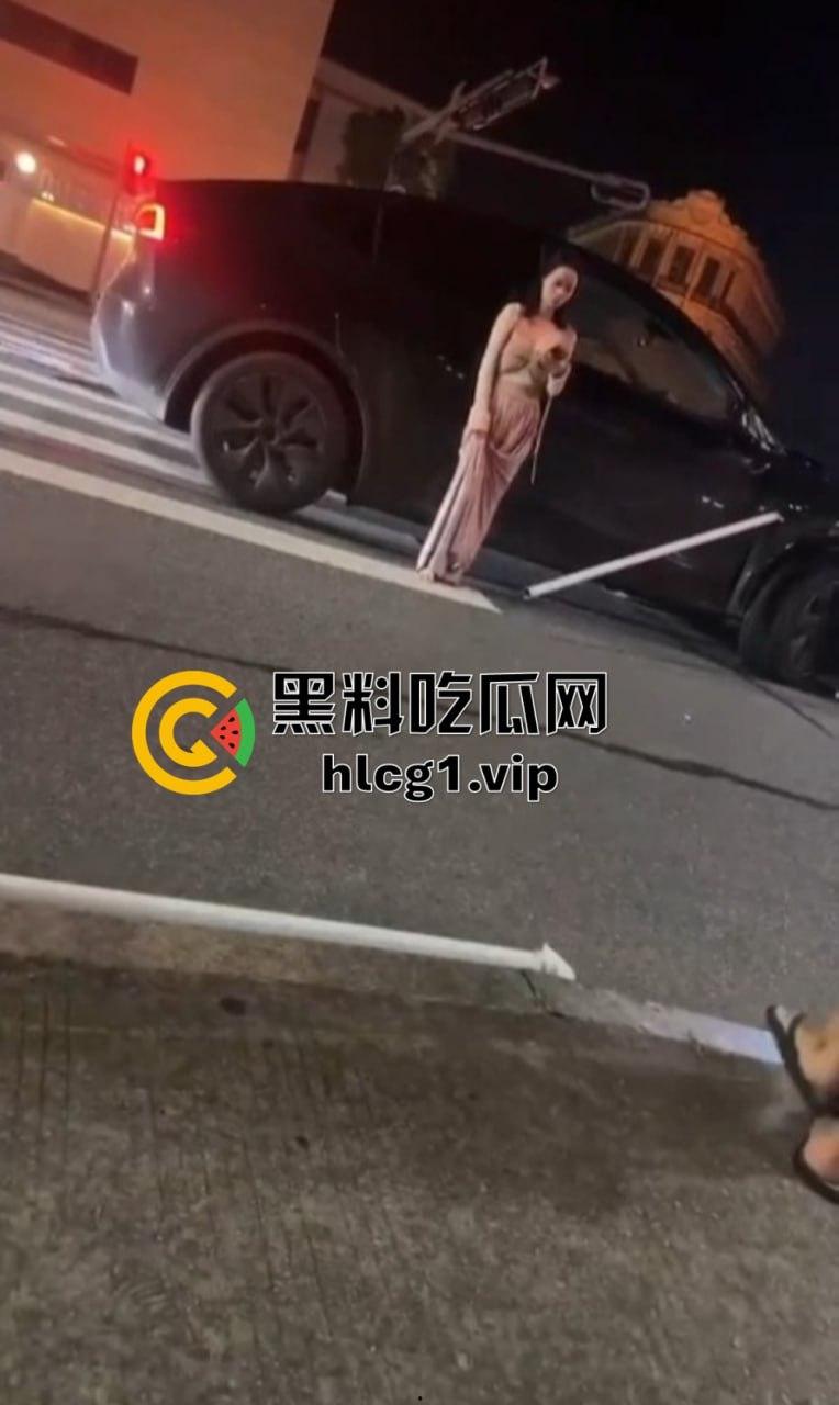 小仙女失控大闹现场!怒怼围观群众不锁死就撞死你们!当着警察面还动手打人,真把自己当仙女了?-10