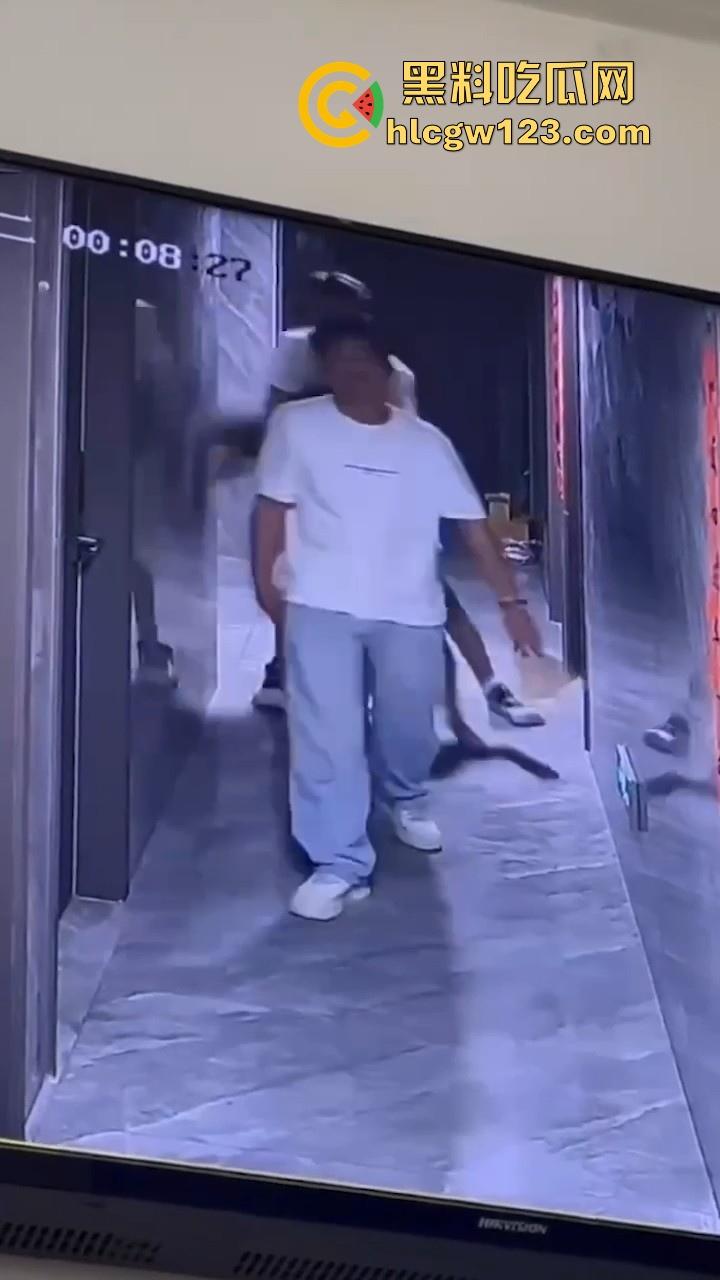 美女520当晚酒醉被两名男子捡尸 强行拖入酒店房间 轮奸2小时酒醒后才被救出 最终两人被拘!-1