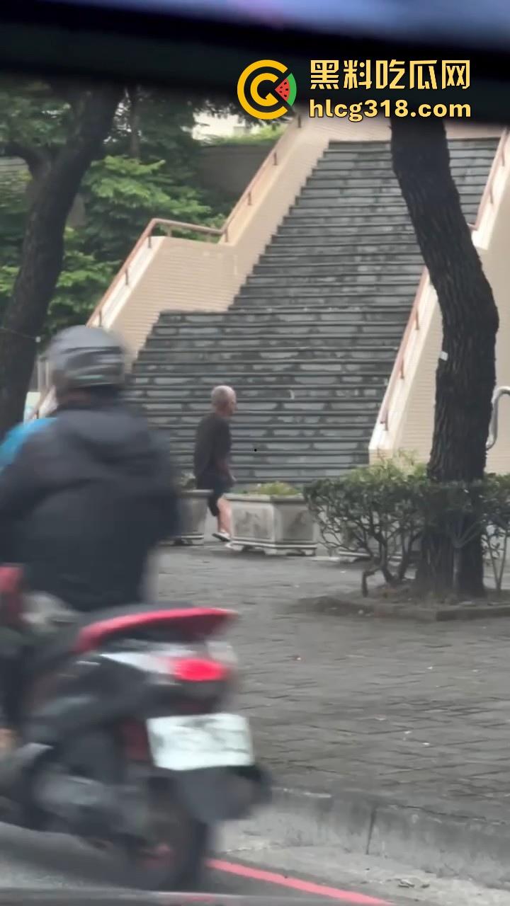 八旬老登公园门口在线打飞机,是不是看到有啥好看的啊姨啊,打得这么起劲,都快撸出火了!-1