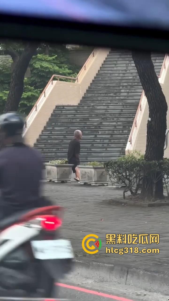 八旬老登公园门口在线打飞机,是不是看到有啥好看的啊姨啊,打得这么起劲,都快撸出火了!-2