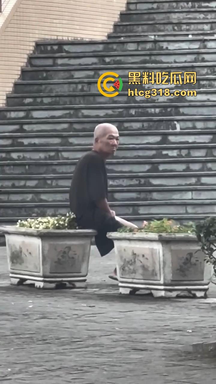 八旬老登公园门口在线打飞机,是不是看到有啥好看的啊姨啊,打得这么起劲,都快撸出火了!-6