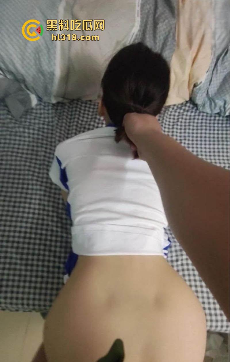 海角乱伦大神【我有个萝莉小表妹】最新力作!表妹深圳校服诱惑,被各种姿势花式打桩爆操,激情满满!-4