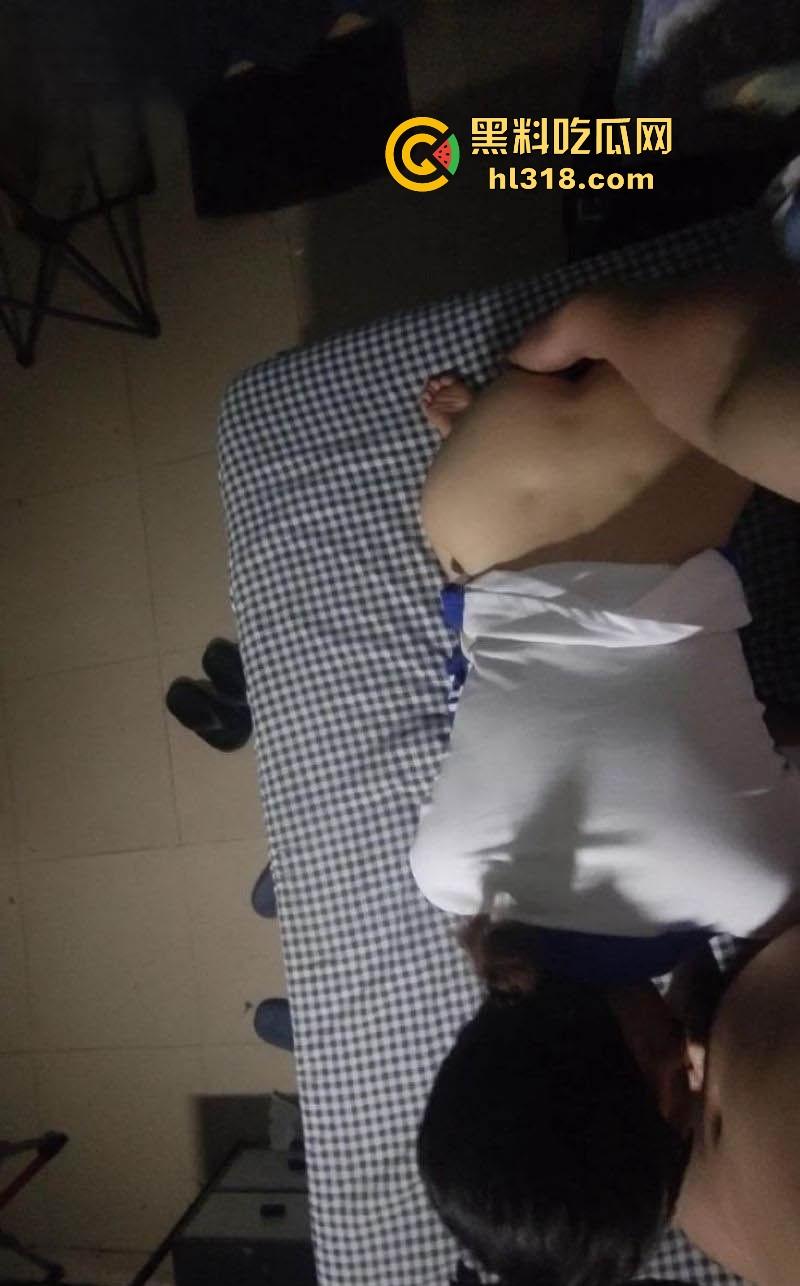 海角乱伦大神【我有个萝莉小表妹】最新力作!表妹深圳校服诱惑,被各种姿势花式打桩爆操,激情满满!-5