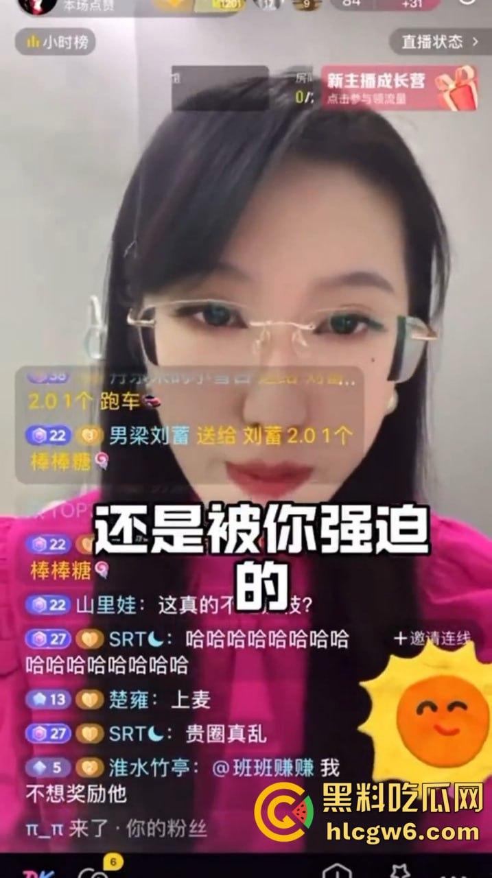 舔脚狂魔现身直播间,公然舔过嫂子的脚还嚷着要舔主播的脚丫,主播劝都没用,这哥们真是舔到魔怔了!-7