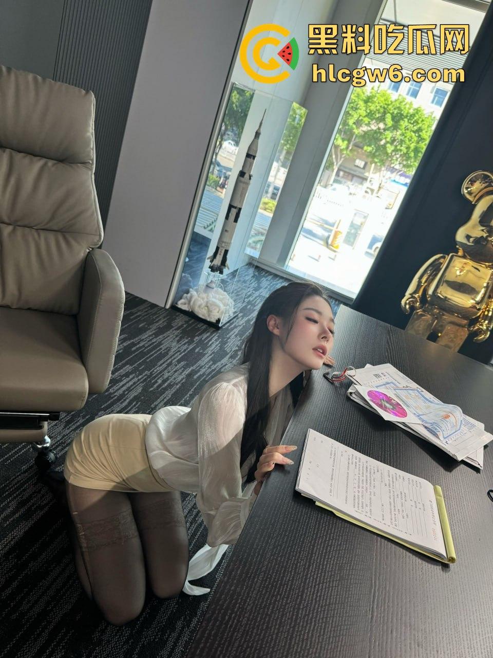 舔脚狂魔现身直播间,公然舔过嫂子的脚还嚷着要舔主播的脚丫,主播劝都没用,这哥们真是舔到魔怔了!-14