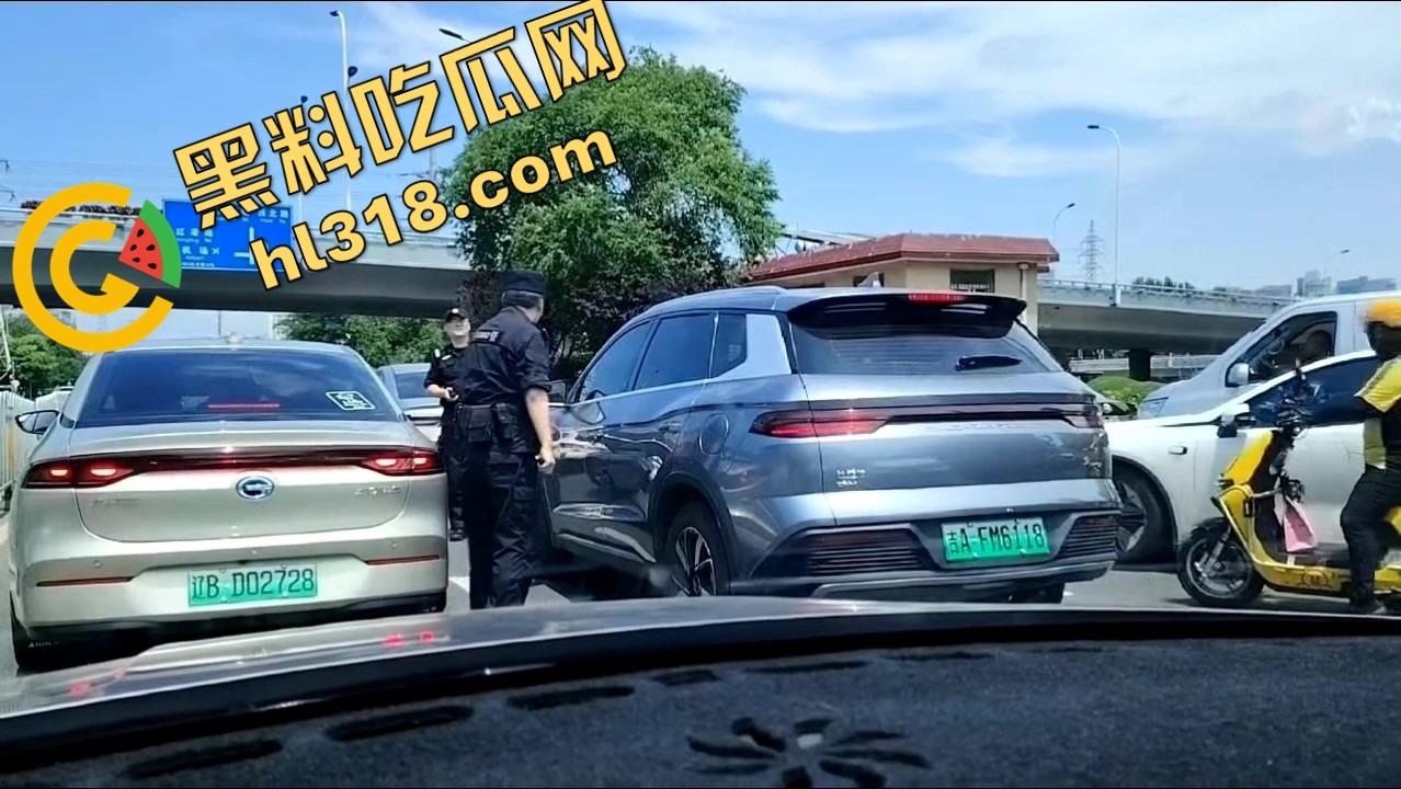 诈骗犯鞠某力大连取款被堵,强行飙车闯卡像拍电影,最后还是人没跑掉、车全撞废了!-3