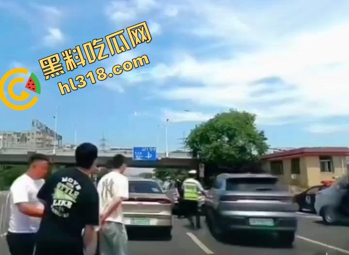 诈骗犯鞠某力大连取款被堵,强行飙车闯卡像拍电影,最后还是人没跑掉、车全撞废了!-5