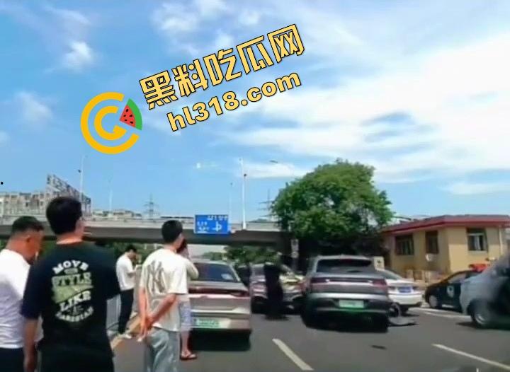 诈骗犯鞠某力大连取款被堵,强行飙车闯卡像拍电影,最后还是人没跑掉、车全撞废了!-6