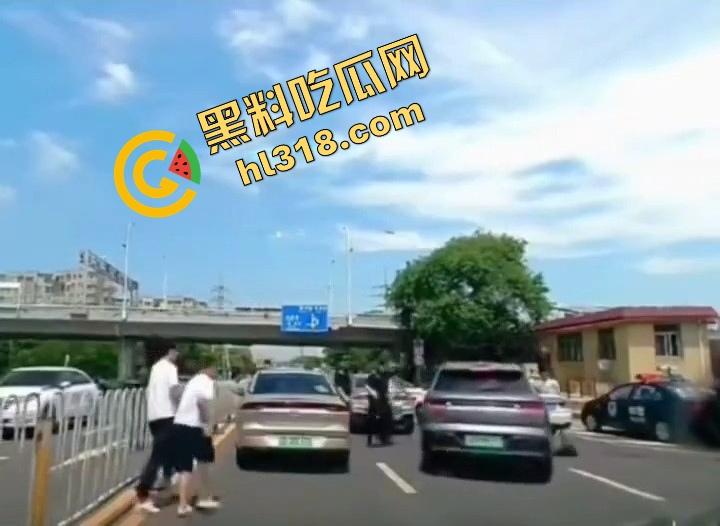 诈骗犯鞠某力大连取款被堵,强行飙车闯卡像拍电影,最后还是人没跑掉、车全撞废了!-7