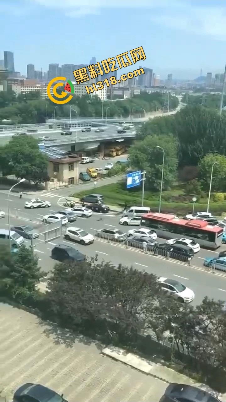 诈骗犯鞠某力大连取款被堵,强行飙车闯卡像拍电影,最后还是人没跑掉、车全撞废了!-9