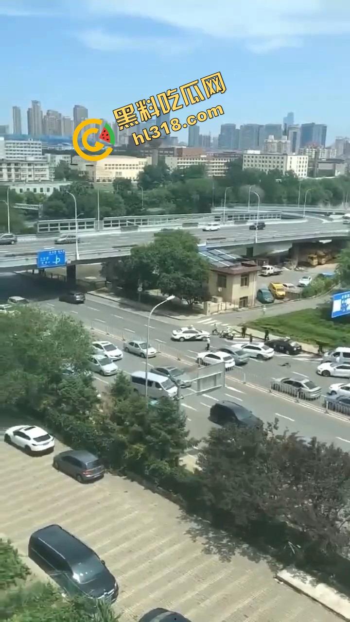 诈骗犯鞠某力大连取款被堵,强行飙车闯卡像拍电影,最后还是人没跑掉、车全撞废了!-10