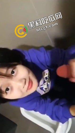 河南安阳师范学院清纯嫩妹子『林丹丹』热爱吃鸡 寻求刺激在厕所口交-4