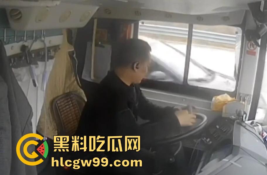 新余大巴司机分心玩脱,护栏拦不住,整车翻个底朝天,乘客经历现实版速度与激情!-2