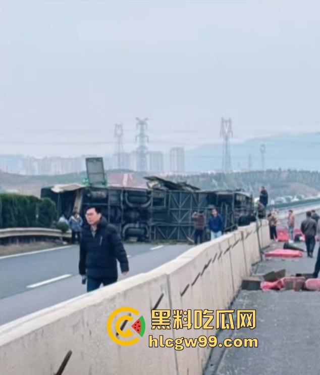 新余大巴司机分心玩脱,护栏拦不住,整车翻个底朝天,乘客经历现实版速度与激情!-12