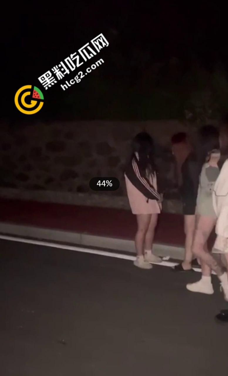 扇脸脚踹 薅头发 被逼吃燃烧的烟头!河南新县女孩遭霸凌事件5分钟原视频 全网疯传!-3