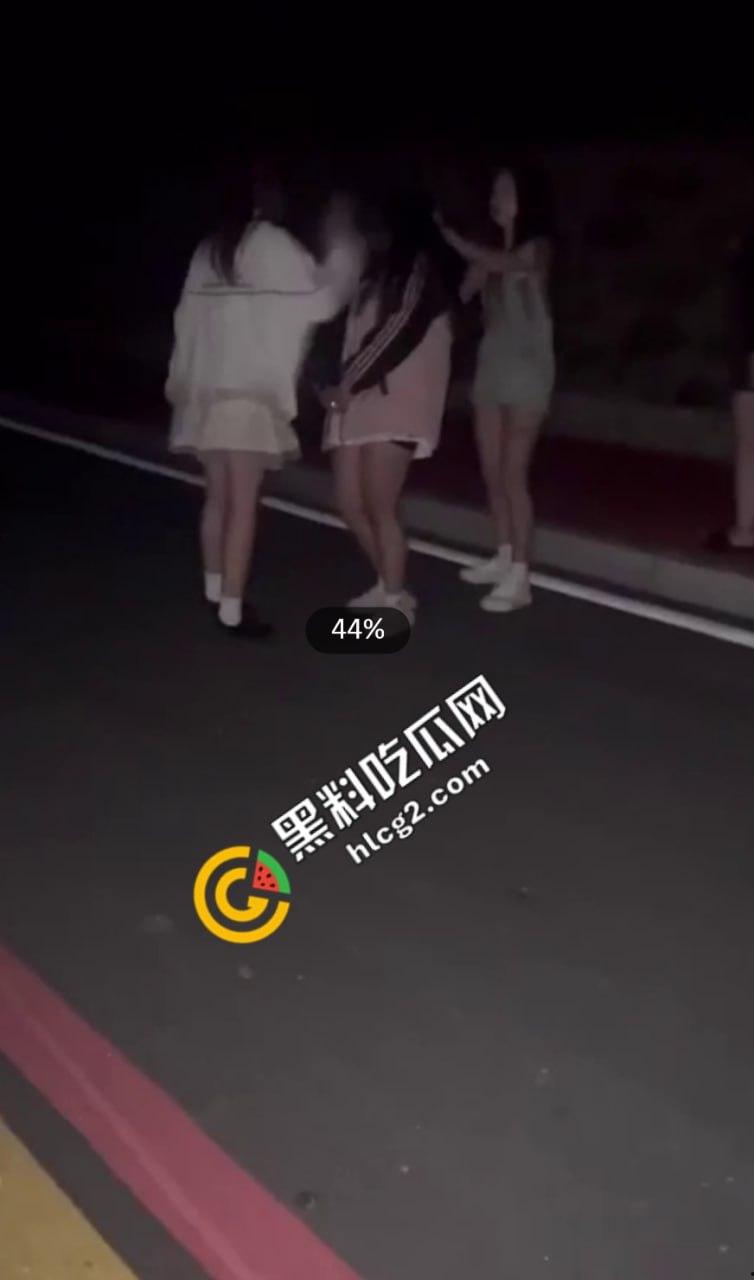 扇脸脚踹 薅头发 被逼吃燃烧的烟头!河南新县女孩遭霸凌事件5分钟原视频 全网疯传!-6