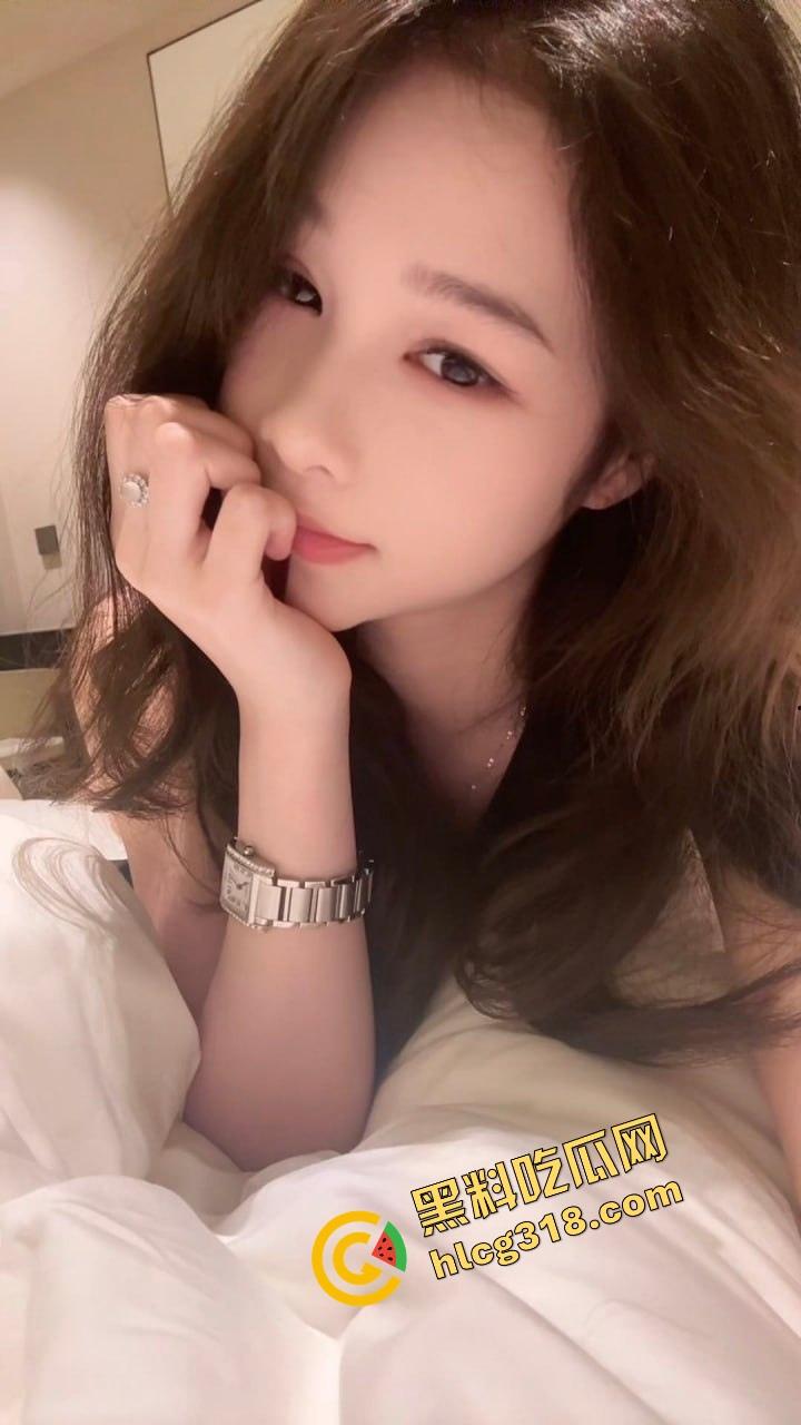 大奶邻居红色内衣辣秀骚姿,白天就撅屁股贴窗露奶,究竟是拍给老公还是干爹?光看这劲头床上得干疯了!-1