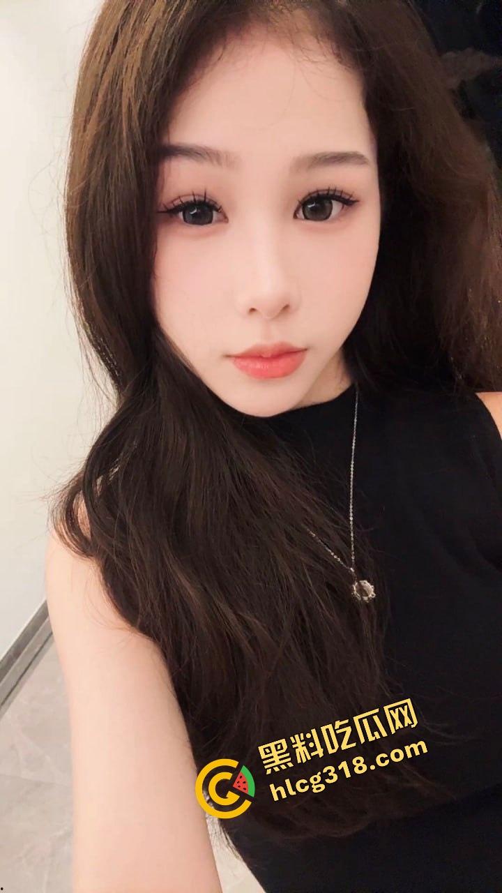 大奶邻居红色内衣辣秀骚姿,白天就撅屁股贴窗露奶,究竟是拍给老公还是干爹?光看这劲头床上得干疯了!-2