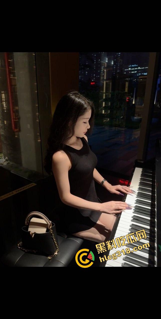 大奶邻居红色内衣辣秀骚姿,白天就撅屁股贴窗露奶,究竟是拍给老公还是干爹?光看这劲头床上得干疯了!-3