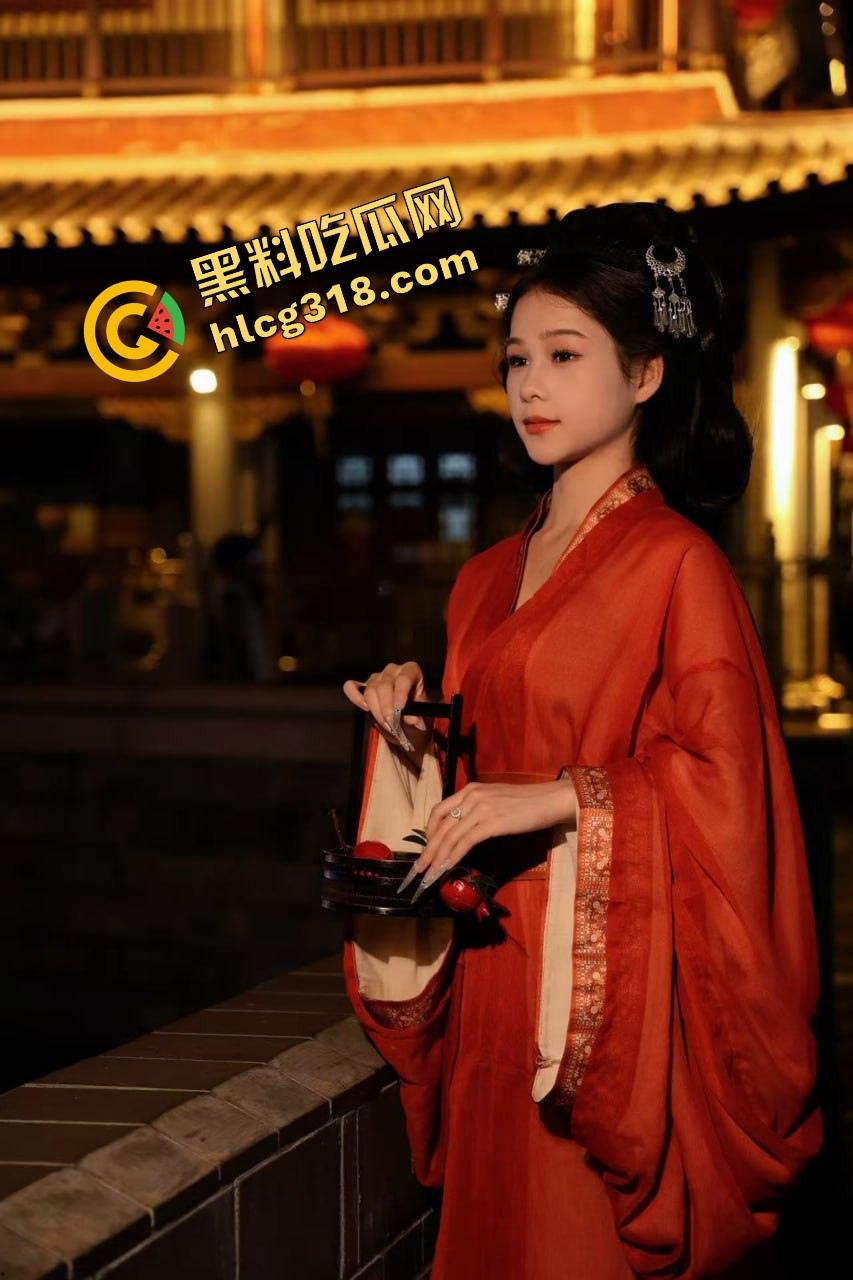 大奶邻居红色内衣辣秀骚姿,白天就撅屁股贴窗露奶,究竟是拍给老公还是干爹?光看这劲头床上得干疯了!-6