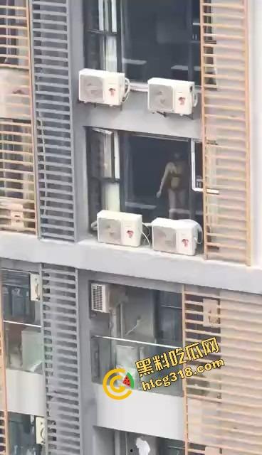 大奶邻居红色内衣辣秀骚姿,白天就撅屁股贴窗露奶,究竟是拍给老公还是干爹?光看这劲头床上得干疯了!-8