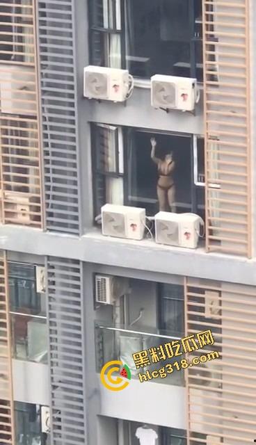 大奶邻居红色内衣辣秀骚姿,白天就撅屁股贴窗露奶,究竟是拍给老公还是干爹?光看这劲头床上得干疯了!-9