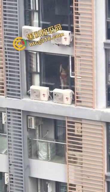 大奶邻居红色内衣辣秀骚姿,白天就撅屁股贴窗露奶,究竟是拍给老公还是干爹?光看这劲头床上得干疯了!-12