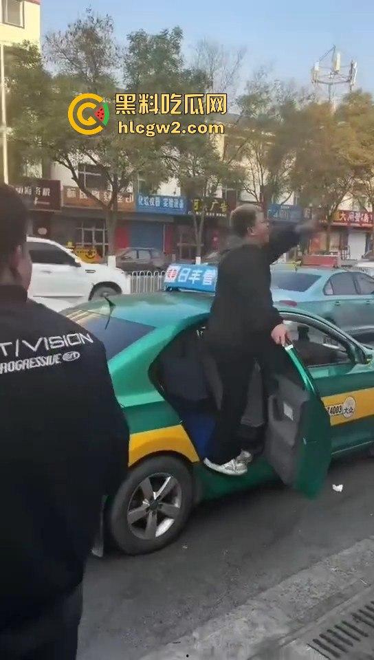 银川出租车司机遇精神小伙不给钱还学狗叫 司机气到差点拔刀 三小伙这次真是作到头了！-3