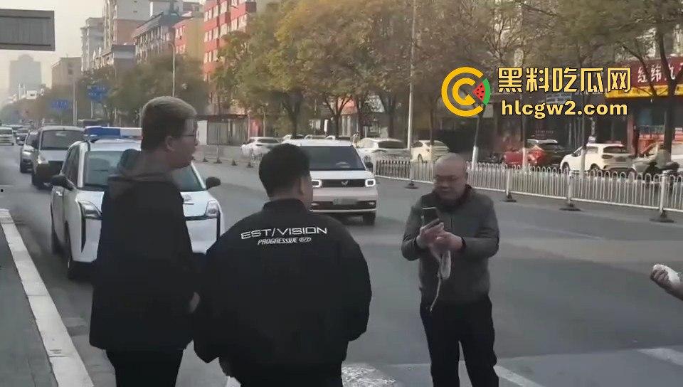 银川出租车司机遇精神小伙不给钱还学狗叫 司机气到差点拔刀 三小伙这次真是作到头了！-9