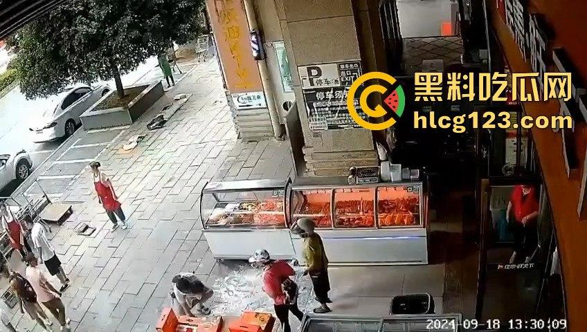 疯狗发狂咬住不放!怀孕母狗突袭小女孩,女孩妈都懵了,幸亏路人群殴才救回命!-1