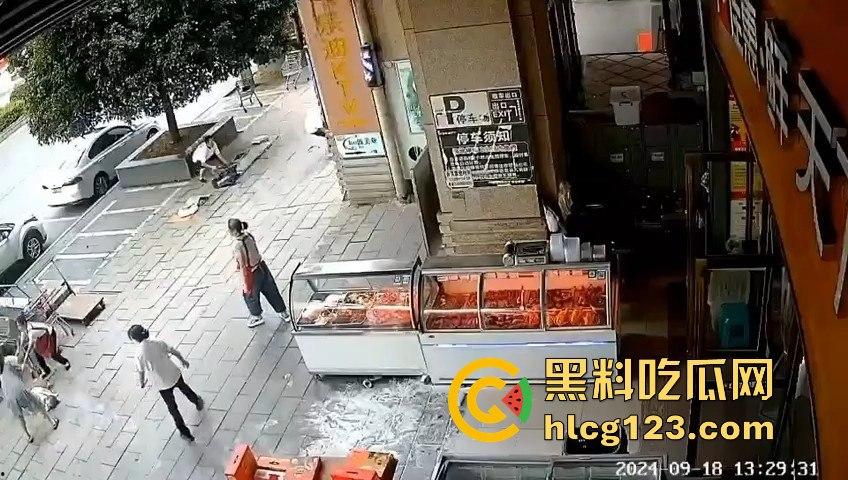 疯狗发狂咬住不放!怀孕母狗突袭小女孩,女孩妈都懵了,幸亏路人群殴才救回命!-2