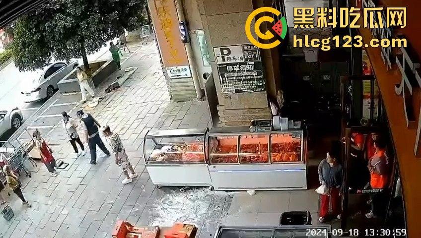 疯狗发狂咬住不放!怀孕母狗突袭小女孩,女孩妈都懵了,幸亏路人群殴才救回命!-3