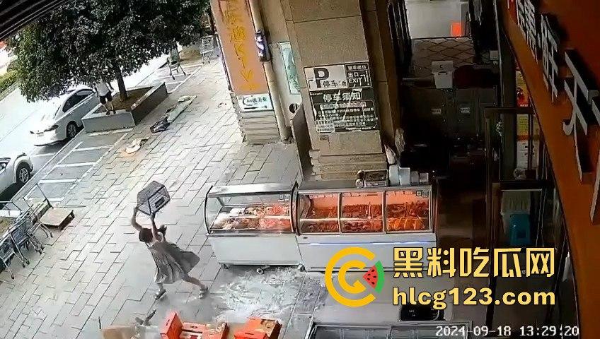 疯狗发狂咬住不放!怀孕母狗突袭小女孩,女孩妈都懵了,幸亏路人群殴才救回命!-6