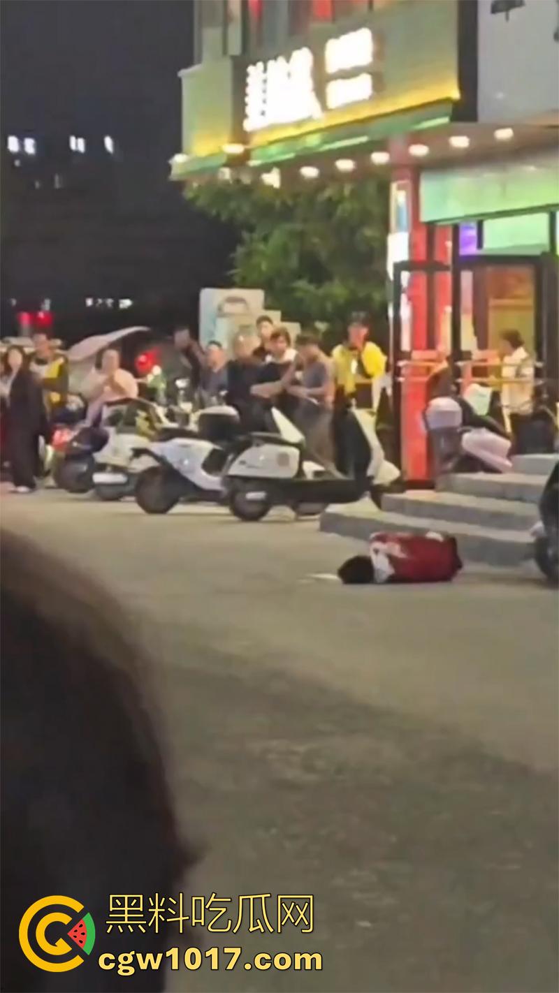 玩别人老婆的代价，男子发现老婆出轨，直接拿出杀猪刀，当街手刃情夫，渣男直接被砍死，老婆也浑身是伤！-7