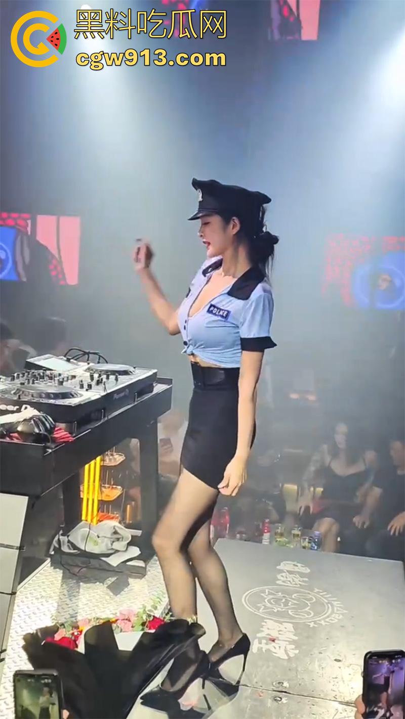 有钱人的快乐夜生活,酒吧被DJ主动勾引,上身热舞尽显风骚,直接带走车上爆操,再回到酒店群p轮奸!-1