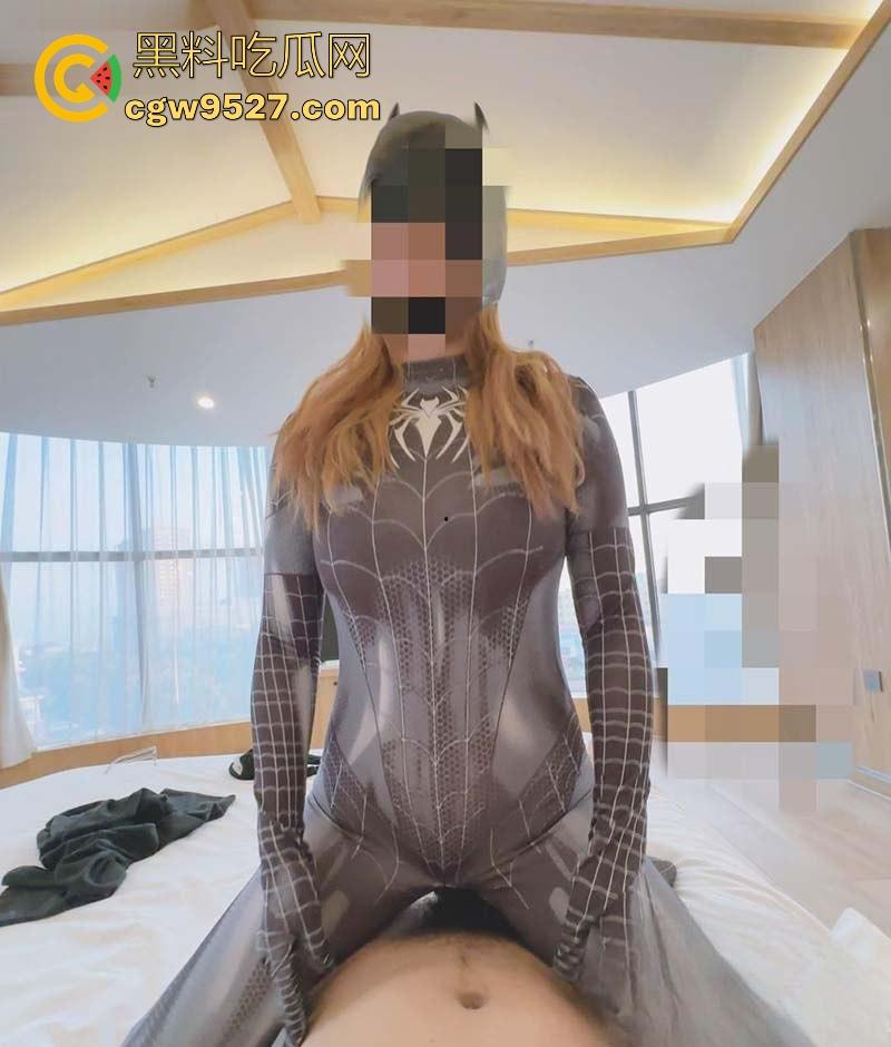 酒店开发穿蜘蛛侠情趣装的妹妹,母狗自动骑乘,浓精颜射口爆爽翻天,不用脱要的就是蜘蛛侠!-7