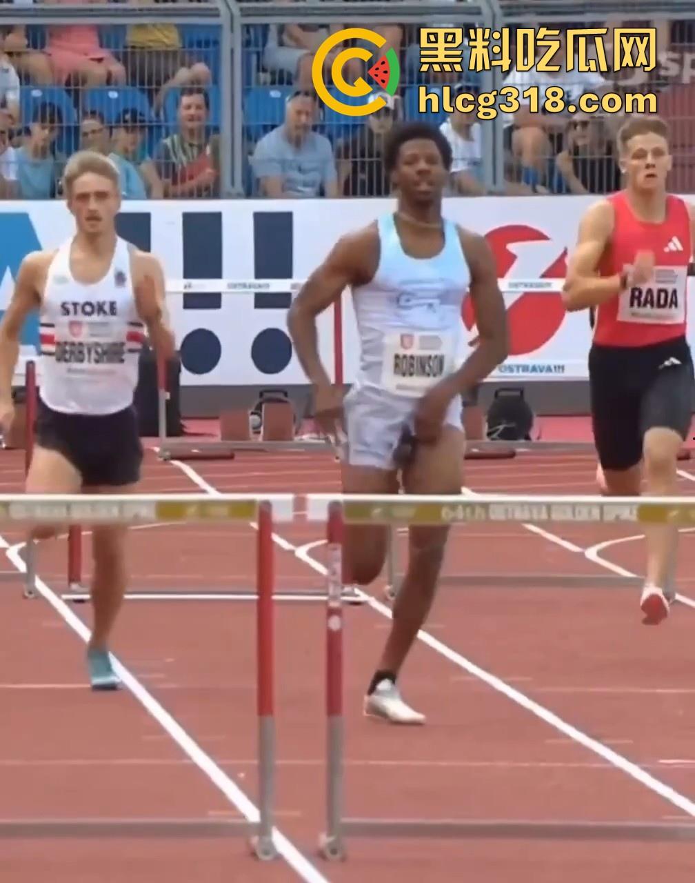 奥斯特拉瓦大奖赛400跨栏决赛惊现走光事故！【克里.罗宾森】牛子从短裤裤管中滑出，摇摇晃晃拿了个冠军！-1