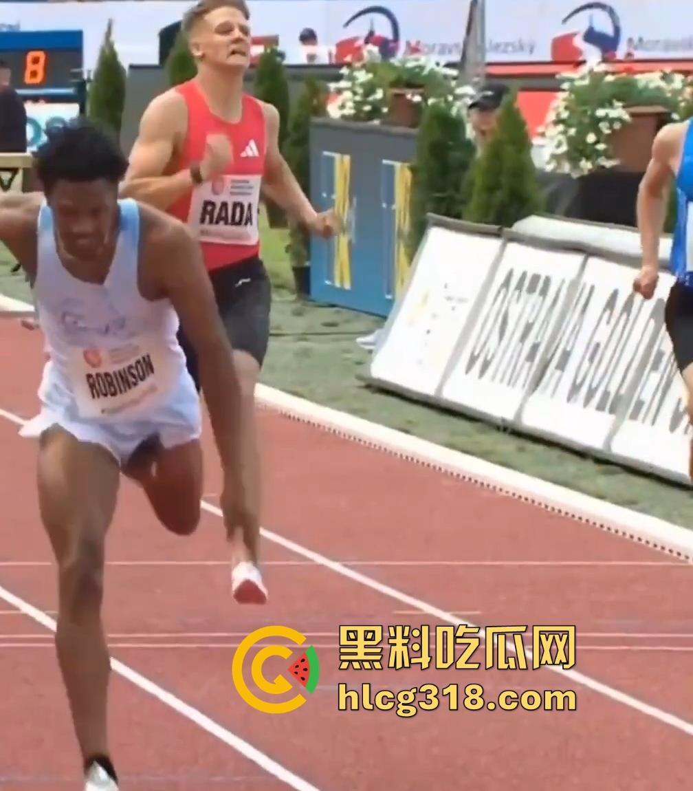 奥斯特拉瓦大奖赛400跨栏决赛惊现走光事故！【克里.罗宾森】牛子从短裤裤管中滑出，摇摇晃晃拿了个冠军！-6