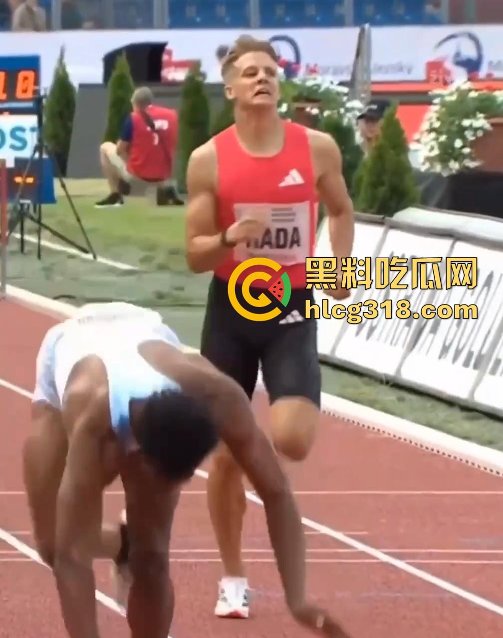 奥斯特拉瓦大奖赛400跨栏决赛惊现走光事故！【克里.罗宾森】牛子从短裤裤管中滑出，摇摇晃晃拿了个冠军！-7