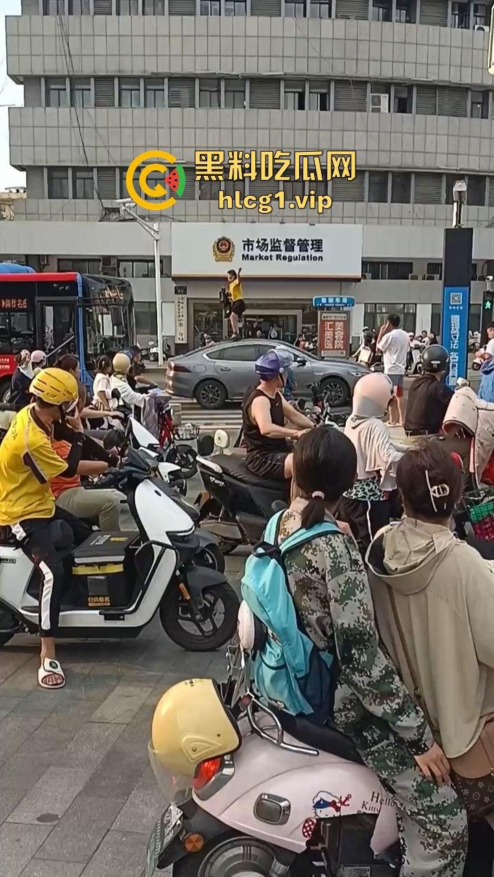 女子跳上等红灯的车顶狂舞,是模仿青岛大姐还是搏出位求流量?-2