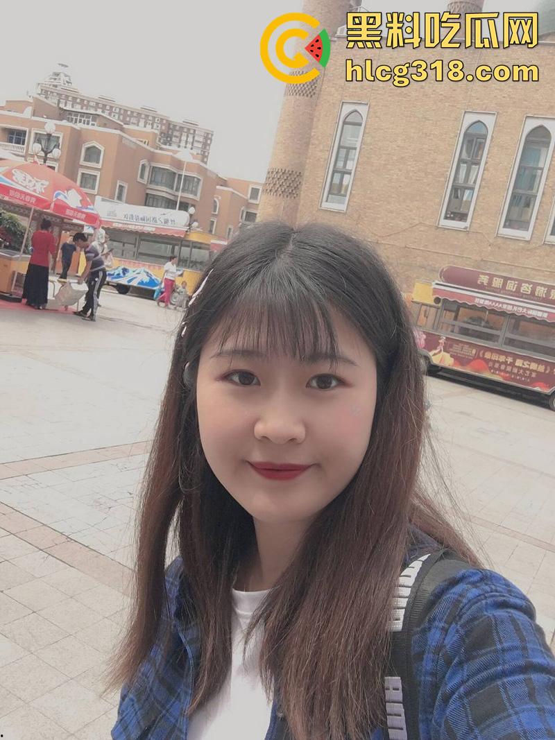 五斤巨奶会计文员【苏诗莹】,被老板调教成小母狗,经常在公园露出,据说出门从不穿内裤内衣!-3