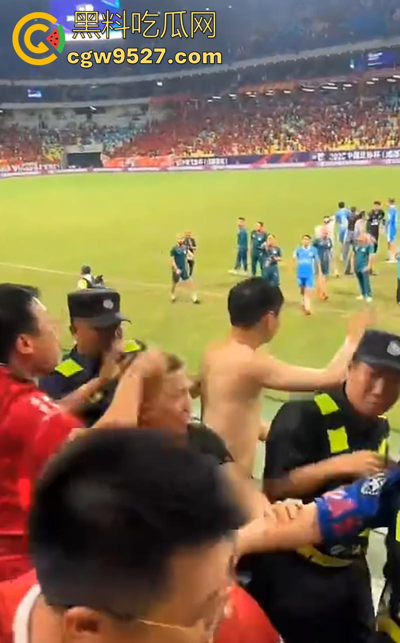四川成都足协杯半决赛,蓉城vs河南,看台球迷发生大规模冲突,多人互殴有球迷跳入场内被带走!-2