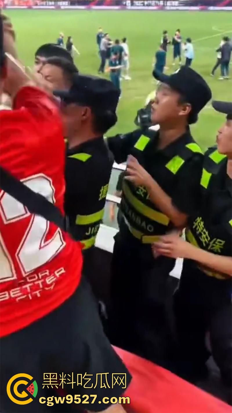 四川成都足协杯半决赛,蓉城vs河南,看台球迷发生大规模冲突,多人互殴有球迷跳入场内被带走!-5